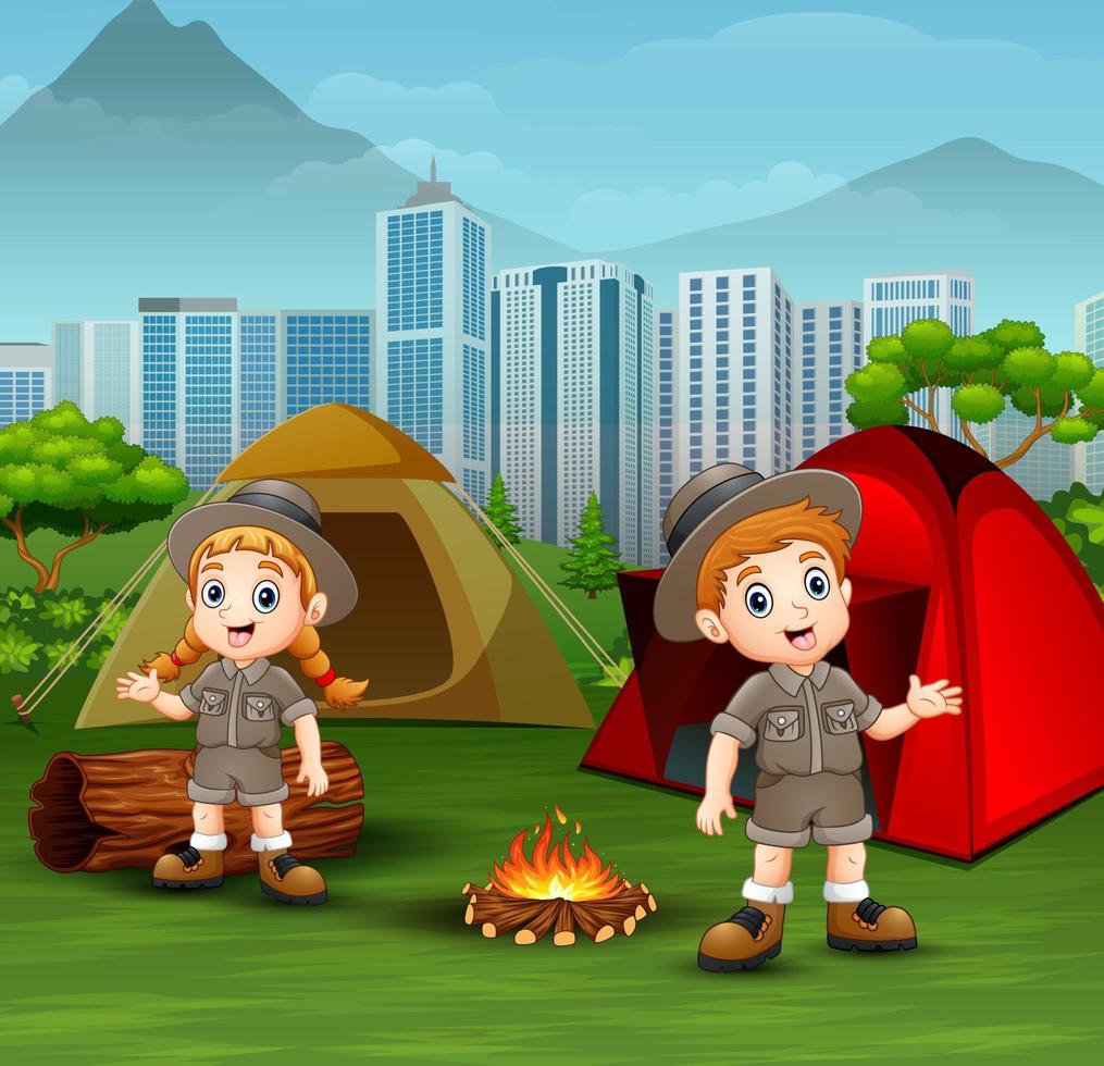 dessin animé enfants en tenue d'explorateur campant au parc de la ville vecteur