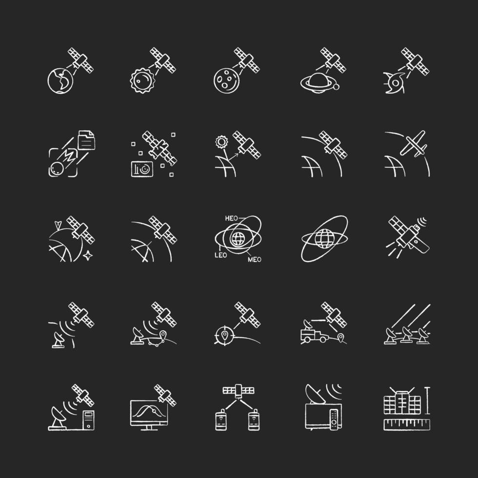 types de satellites icônes blanches craie sur fond sombre. observation des corps célestes, système d'exploration. connexion au réseau de télécommunications. illustrations de tableau de vecteur isolé sur noir