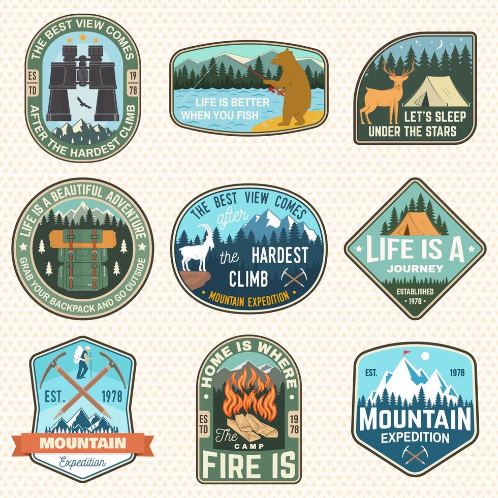 badges d'expédition en montagne et d'aventure en plein air. vecteur. concept pour badge, patch, chemise, impression, timbre ou tee. conception pour les emblèmes de randonnée, les badges d'emblème de montagnes, les voyages en plein air vecteur