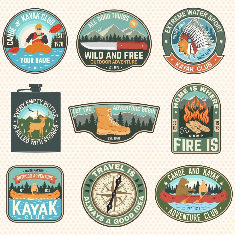 ensemble de badges de camp d'été, patchs. vecteur. concept pour chemise ou logo, impression, timbre, patch ou tee. conception avec feu de camp, couteau, bottes de randonnée, canoë ou kayak et silhouette de forêt vecteur