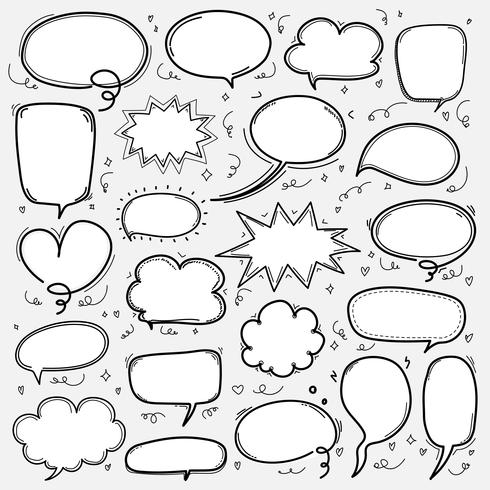 Ensemble de bulles dessinés à la main. Ballon de bande dessinée de style Doodle, éléments de conception en forme de nuage. vecteur