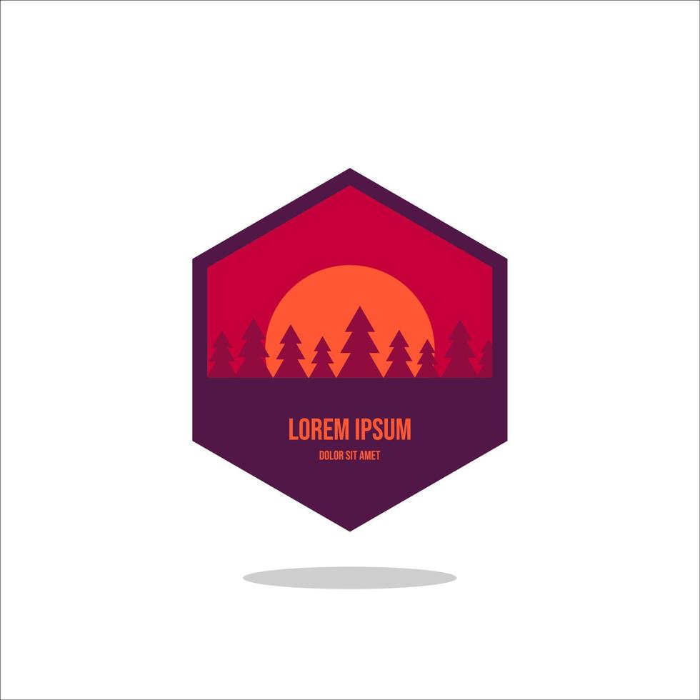 étiquette, insigne, logo ou emblème vintage d'aventure en plein air. avec des montagnes et la silhouette de la forêt. illustration vectorielle. vecteur