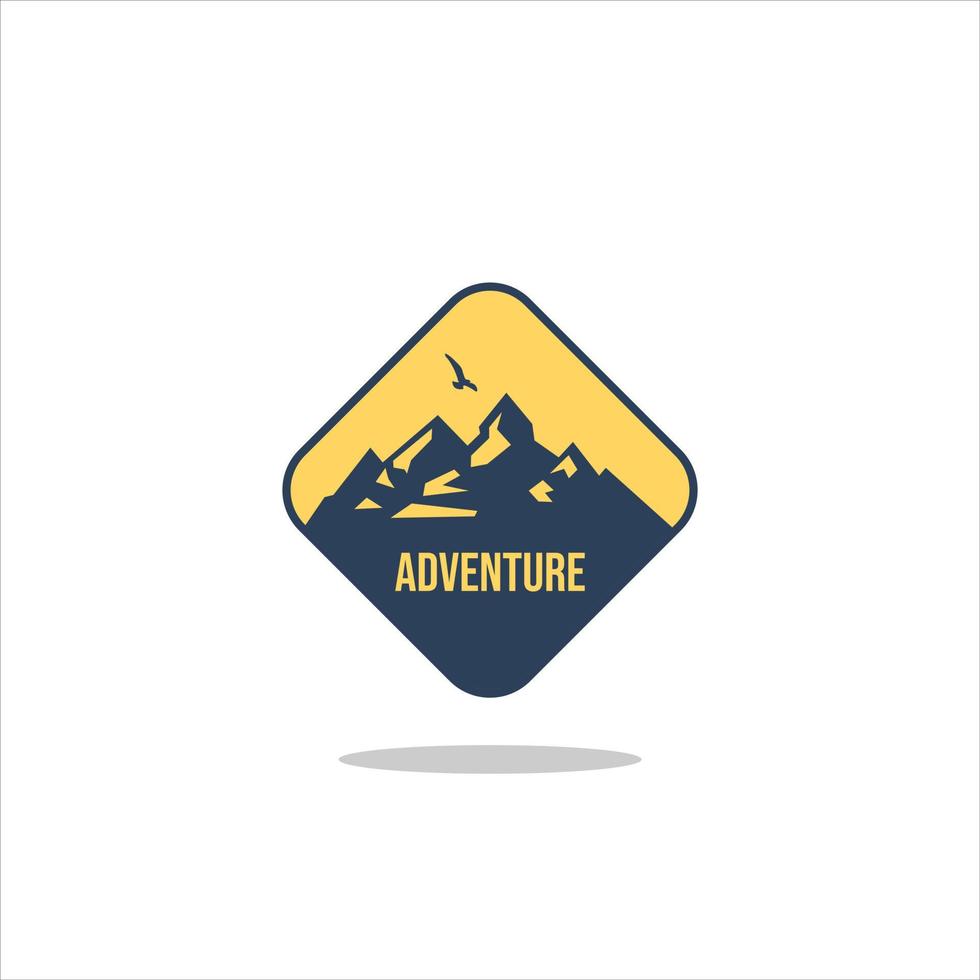 étiquette, insigne, logo ou emblème vintage d'aventure en plein air. avec des montagnes et la silhouette de la forêt. illustration vectorielle. vecteur