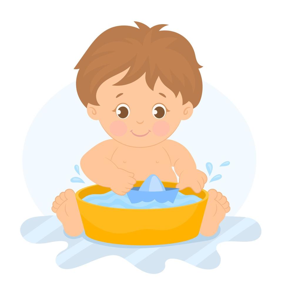petit garçon tenant un bateau en papier, jouant et jouant à l'heure du bain. vecteur