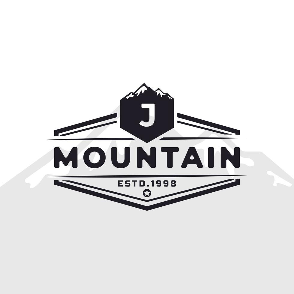 logo de typographie de montagne j lettre d'insigne d'emblème vintage pour l'expédition d'aventure en plein air, chemise de silhouette de montagnes, élément de modèle de conception de timbre d'impression vecteur