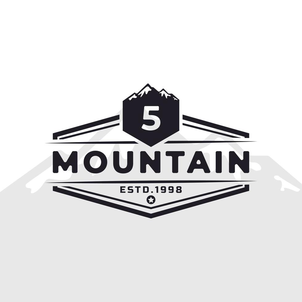 insigne d'emblème vintage numéro 5 logo de typographie de montagne pour l'expédition d'aventure en plein air, chemise de silhouette de montagnes, élément de modèle de conception de timbre d'impression vecteur
