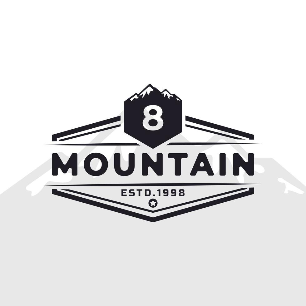 insigne d'emblème vintage numéro 8 logo de typographie de montagne pour l'expédition d'aventure en plein air, chemise de silhouette de montagnes, élément de modèle de conception de timbre d'impression vecteur