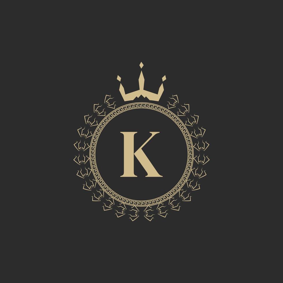 lettre initiale k cadre royal héraldique avec couronne et couronne de laurier. emblème classique simple. composition ronde. style graphique. éléments d'art pour l'illustration vectorielle de conception de logo vecteur