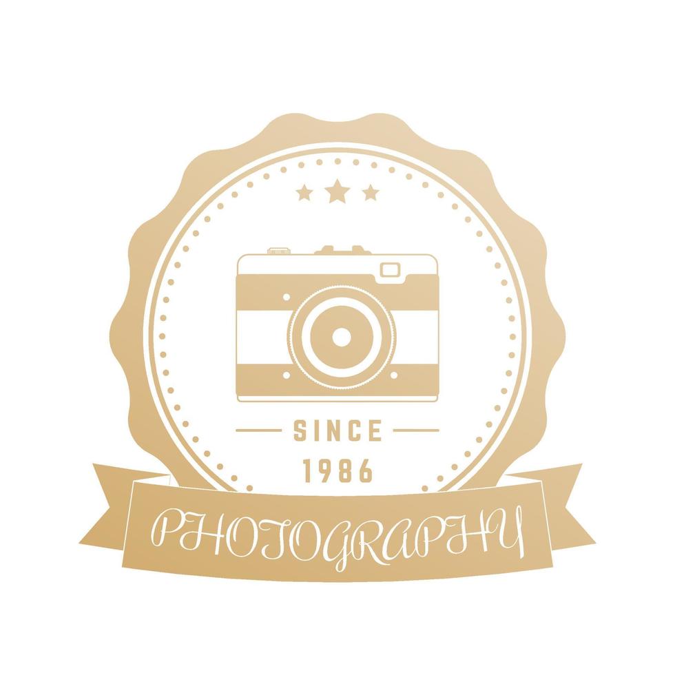 logo de photographie, badge avec appareil photo vintage, or sur blanc, illustration vectorielle vecteur