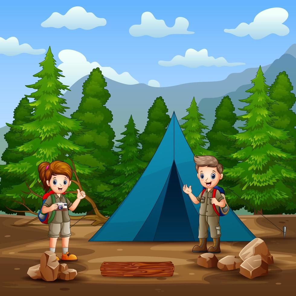 le scout garçon et fille campant dans l'illustration de la forêt vecteur