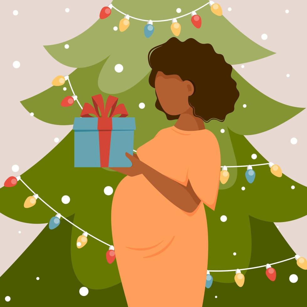 belle femme enceinte à la peau foncée tient un cadeau de noël dans ses mains près de l'arbre. illustration vectorielle de personnage fictif dans un style plat. vecteur