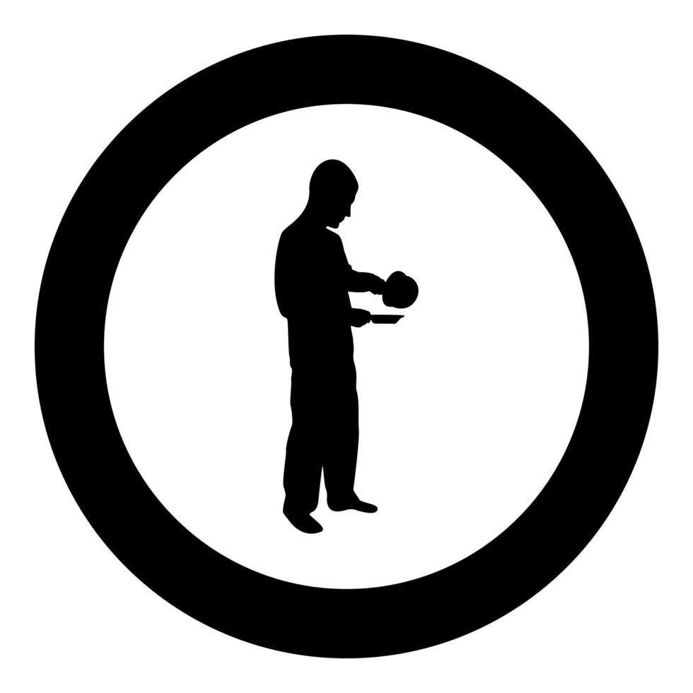 homme avec une casserole dans ses mains préparer des aliments cuisine masculine utiliser des soucoupes eau versée dans une assiette silhouette en cercle rond illustration vectorielle de couleur noire image de style de contour solide vecteur