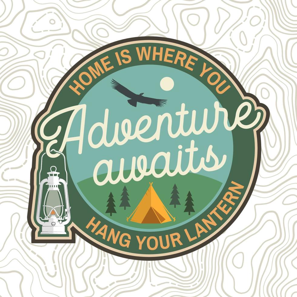 l'aventure attend le patch. vecteur. concept pour badge, chemise ou logo, impression, timbre, patch, vêtement ou tee-shirt. conception de typographie vintage avec tente campin, lanterne, condor et silhouette forestière. vecteur