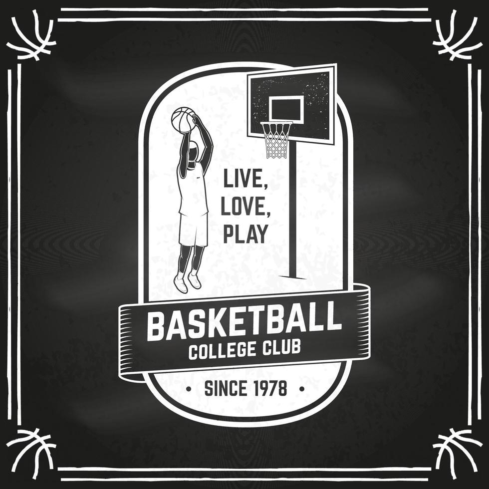 insigne du club de basket-ball sur le tableau. illustration vectorielle. concept pour chemise, imprimé ou tee. conception de typographie vintage avec joueur de basket et silhouette de ballon de basket vecteur