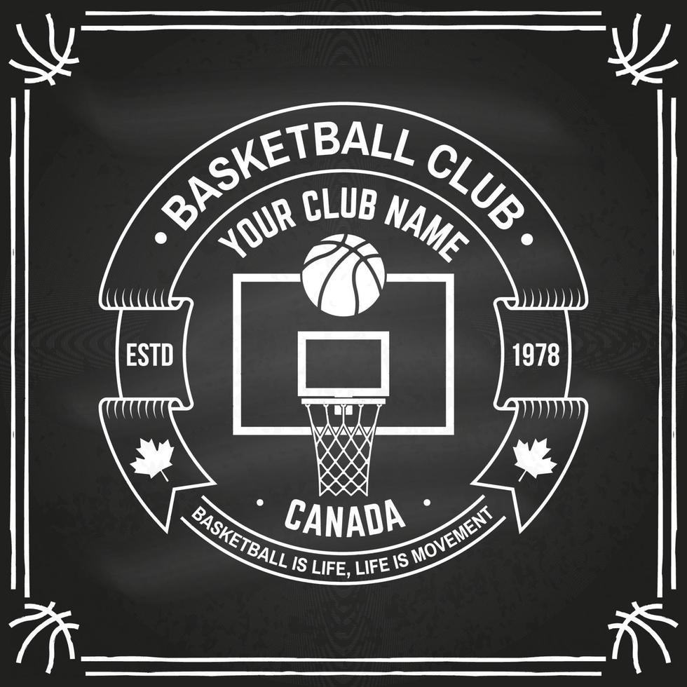 insigne du club de basket-ball universitaire sur le tableau. vecteur. concept pour chemise, impression, timbre. conception de typographie vintage avec anneau de basket-ball, filet et silhouette de balle. vecteur