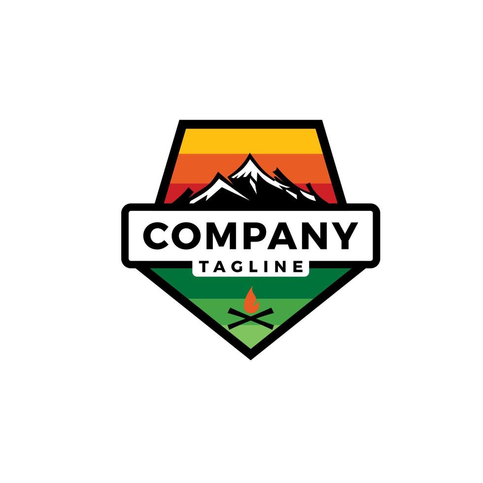 badge logo extérieur avec montagne et arbre forestier vecteur