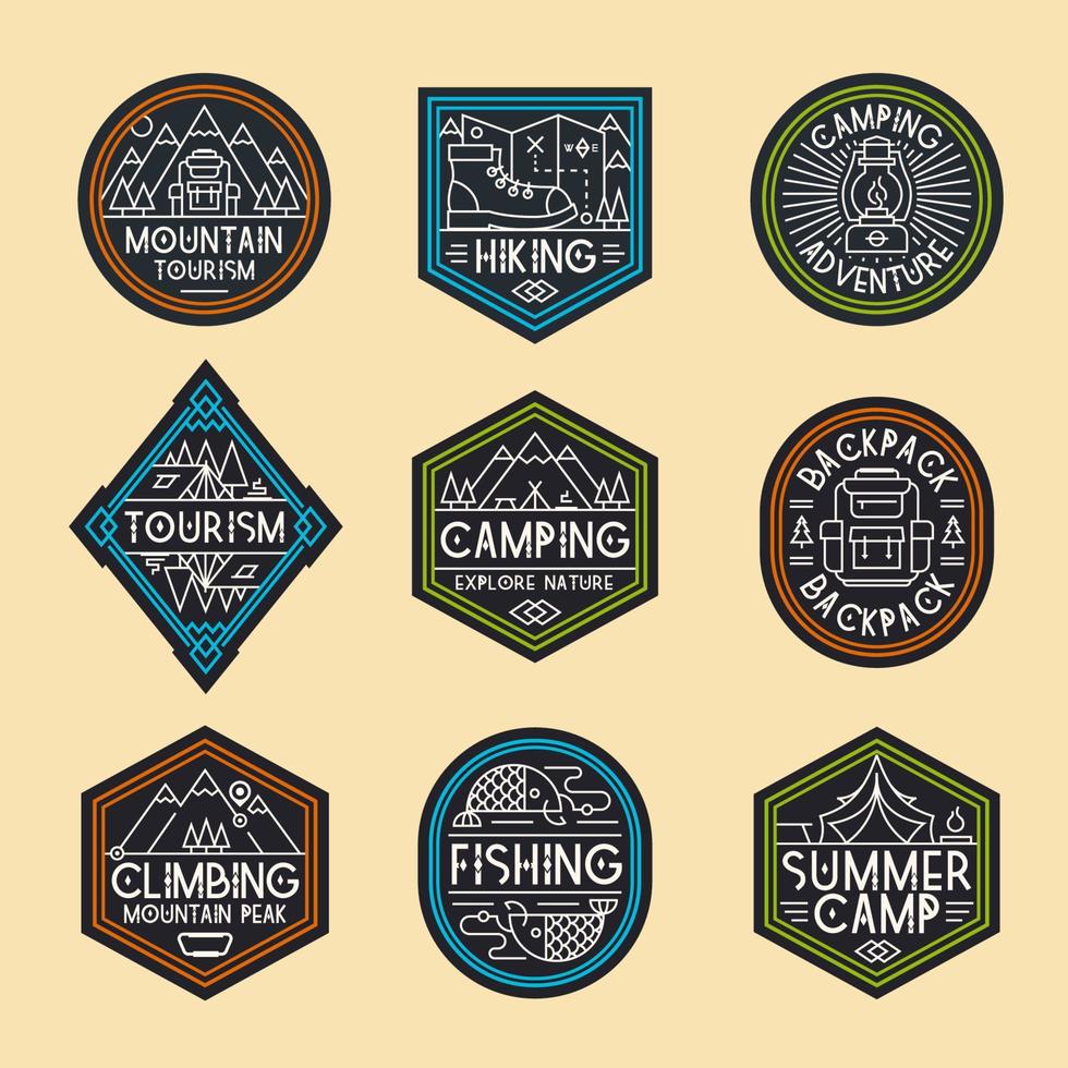logo de camping défini style de couleur avec montagnes, tente, poisson, sac à dos, camp et arbres pour explorer l'emblème vecteur