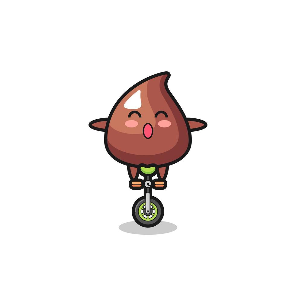 le mignon personnage de choco chip fait du vélo de cirque vecteur