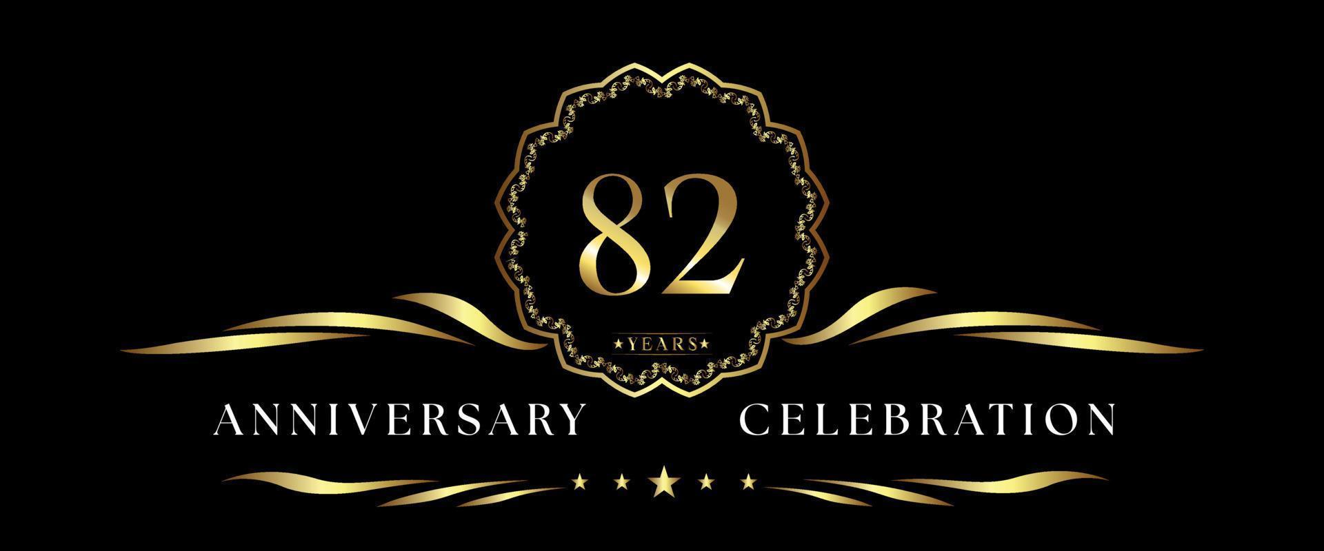 Célébration de l'anniversaire de 82 ans avec cadre décoratif doré isolé sur fond noir. création vectorielle pour carte de voeux, fête d'anniversaire, mariage, fête d'événement, cérémonie. Logo anniversaire 82 ans. vecteur