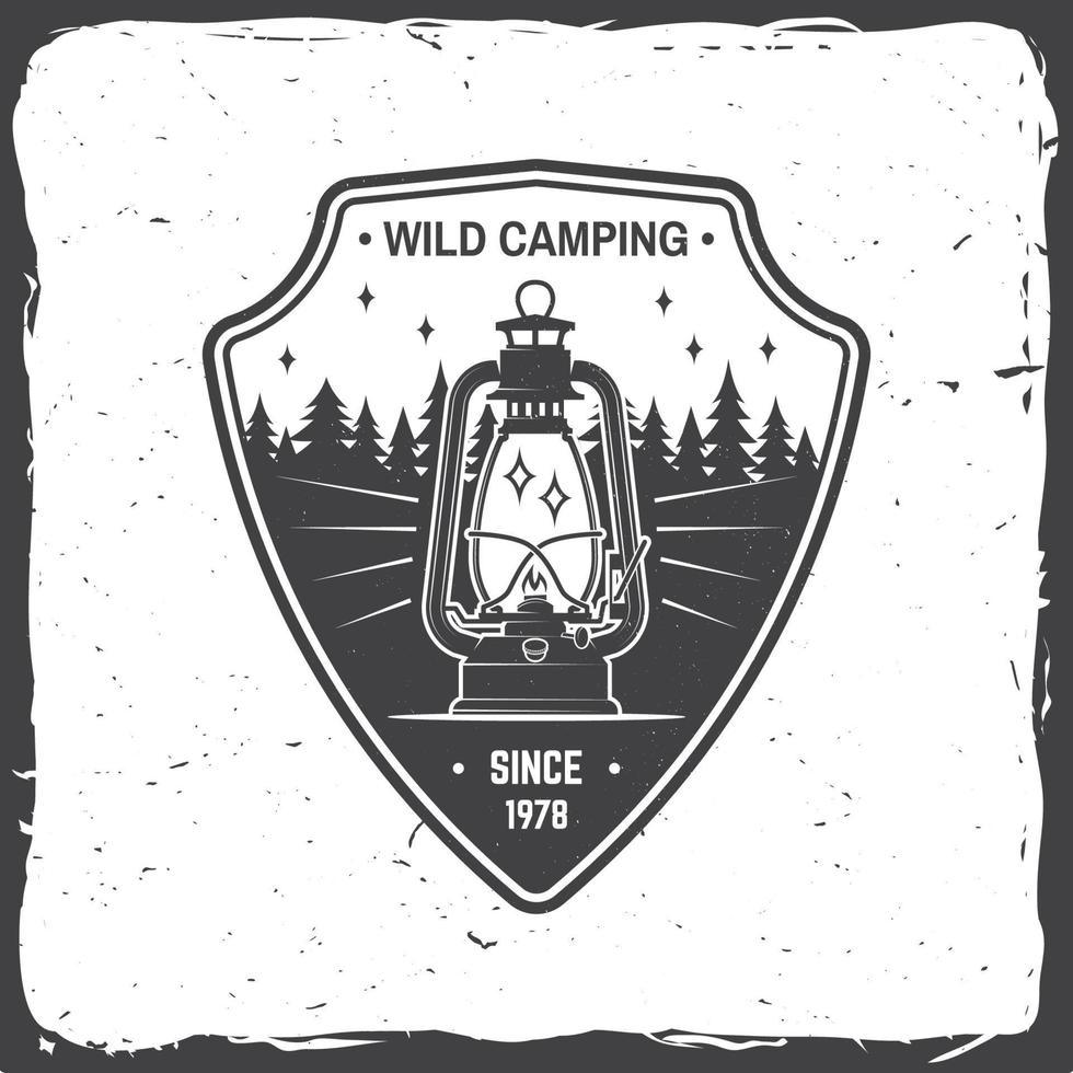 camping sauvage. illustration vectorielle. concept pour chemise ou logo, impression, timbre design de typographie vintage avec lanterne de camp et silhouette de forêt. symbole d'aventure en plein air vecteur