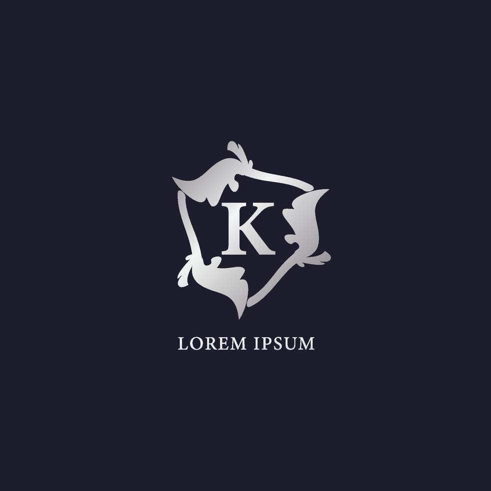 modèle de conception de logo alphabet lettre k. logo initial de la société abjad. floral décoratif de luxe métallique argenté. adapté aux produits de beauté et de mode. isolé sur fond bleu marine vecteur