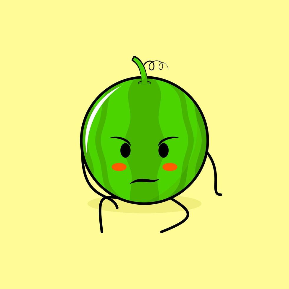 personnage mignon de pastèque avec une expression d'intimidation et asseyez-vous. vert et jaune. adapté pour émoticône, logo, mascotte vecteur