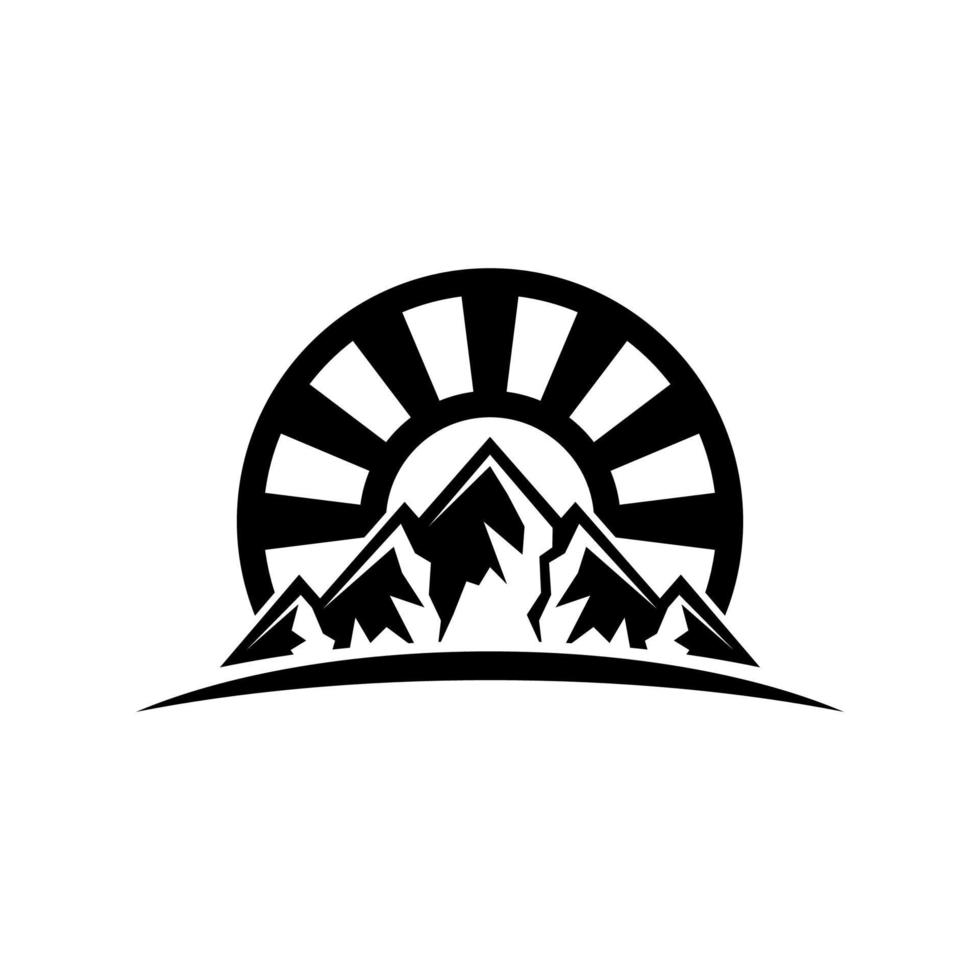 logo de conception de montagne derrière un cercle solaire ou une pointe de flèche vecteur