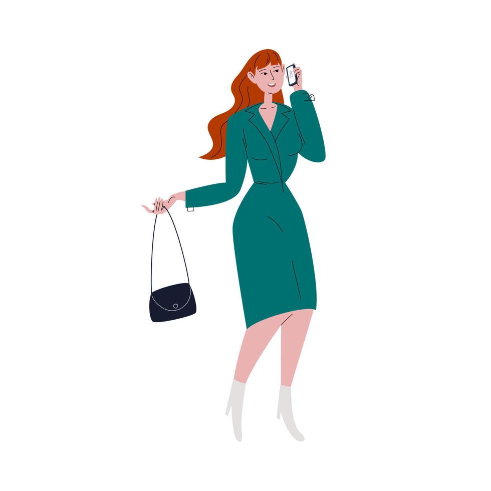 une jeune femme rousse vêtue d'une robe émeraude et de bottes blanches. une fille souriante tient un sac à la main et parle au téléphone. illustration de stock de vecteur isolé sur fond blanc.
