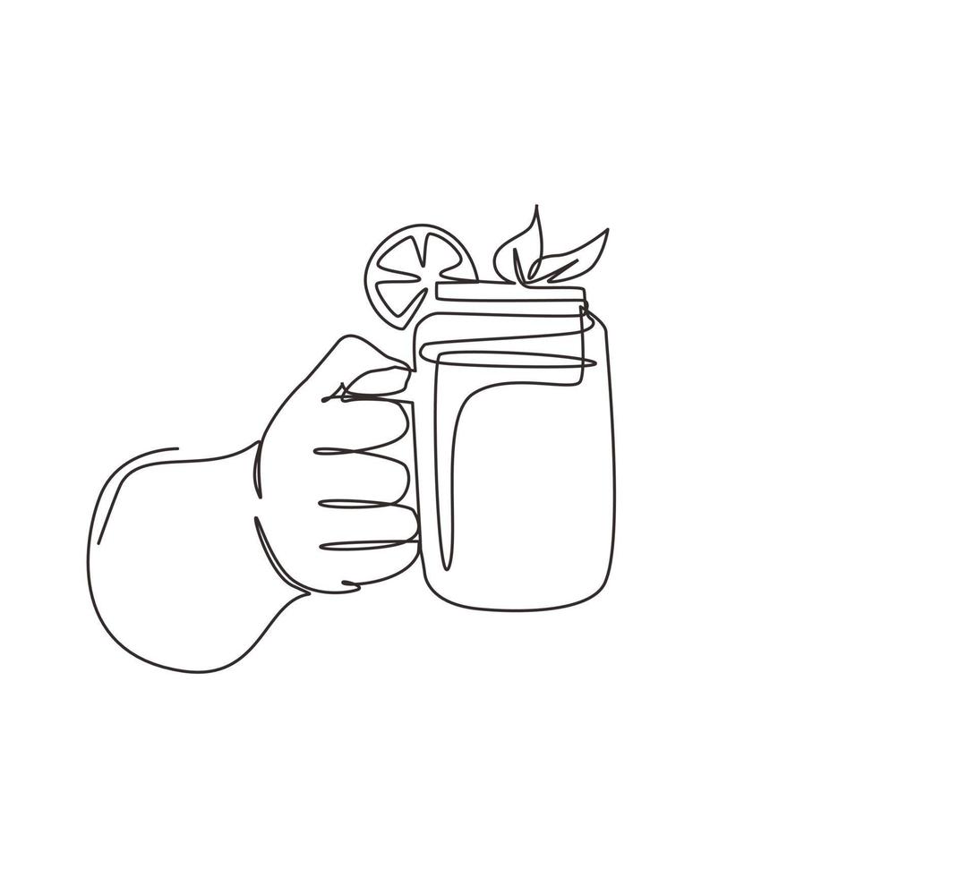 une ligne continue dessine des mains tenant une boisson rafraîchissante à la limonade détox avec des tranches de citron vert, citron, menthe. boisson aux fruits sains d'été. tasse de boisson au citron saine. illustration vectorielle de dessin à une seule ligne vecteur