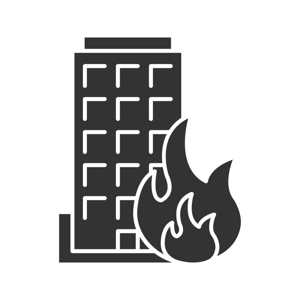 icône de glyphe de bâtiment en feu. maison en feu. symbole de la silhouette. espace négatif. illustration vectorielle isolée vecteur