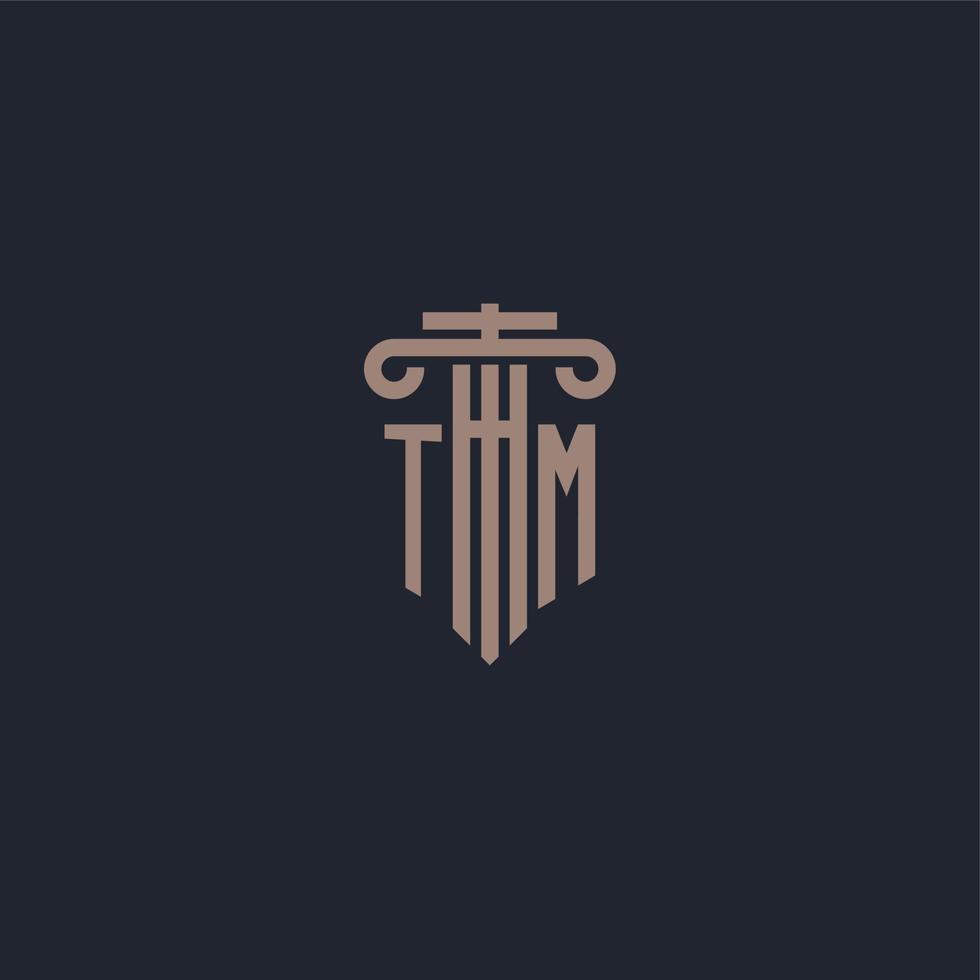 monogramme de logo initial tm avec un design de style pilier pour un cabinet d'avocats et une société de justice vecteur