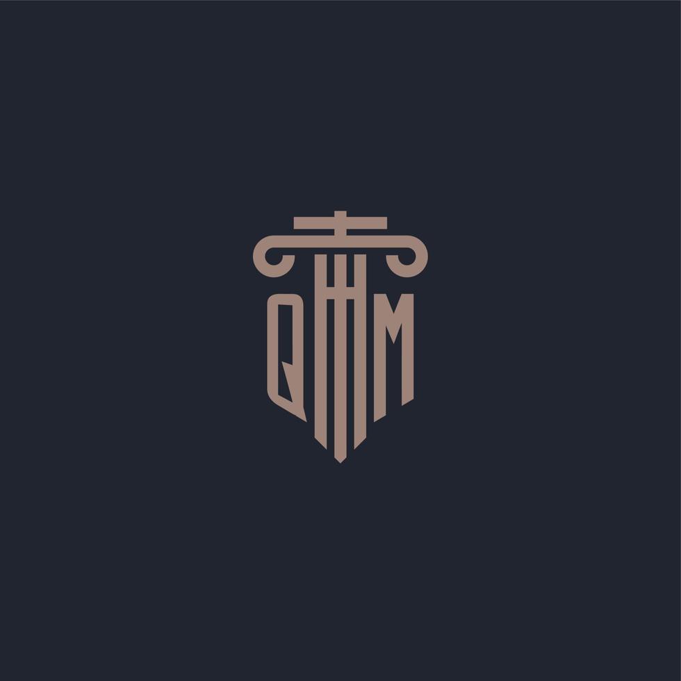 monogramme de logo initial qm avec un design de style pilier pour un cabinet d'avocats et une société de justice vecteur