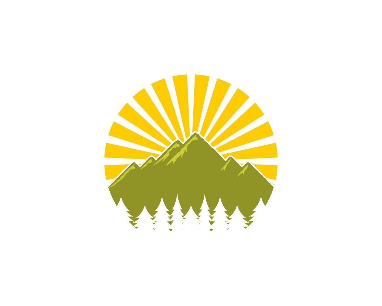 montagne avec logo de silhouette d'arbre forestier vecteur