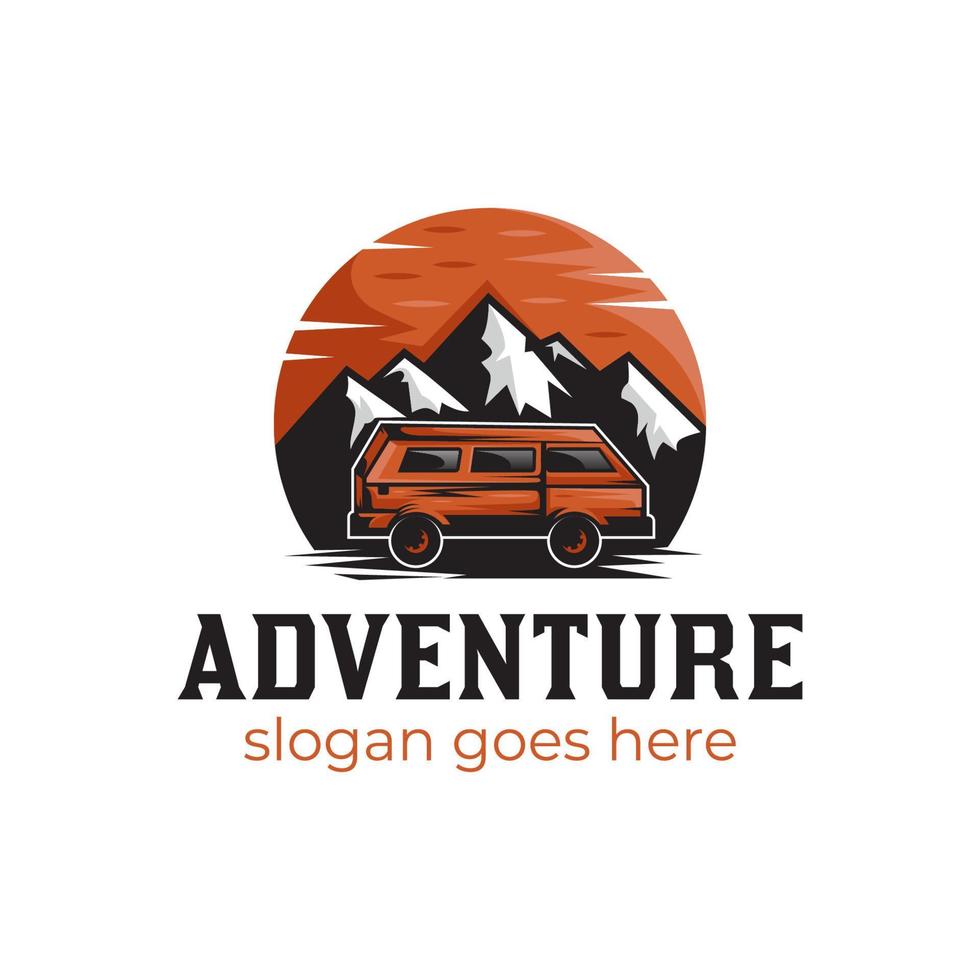 montagne de paysage vintage avec coucher de soleil et voyageur en voiture pour la création de logo d'aventure en plein air vecteur