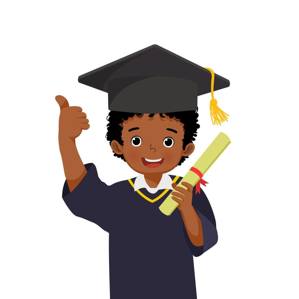 mignon petit écolier africain en chapeau et robe de graduation tenant un certificat de diplôme montrant le pouce vers le haut vecteur