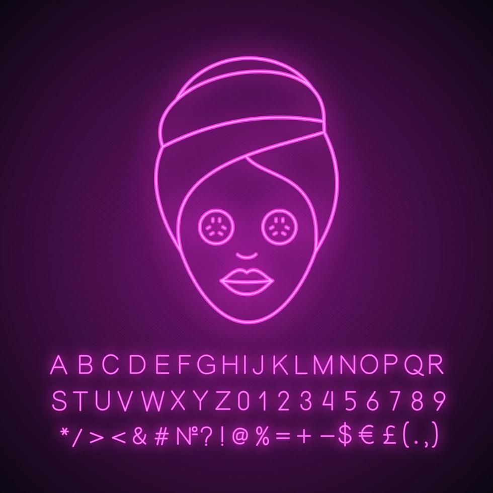 icône de néon de procédure de spa. femme avec masque facial au concombre. signe lumineux avec alphabet, chiffres et symboles. illustration vectorielle isolée vecteur