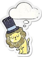 lion de dessin animé mignon portant un chapeau haut de forme et une bulle de pensée comme un autocollant usé en détresse vecteur