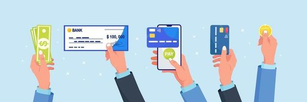 différents types de paiements commerciaux. l'homme d'affaires détient une carte de débit ou de crédit, un chèque bancaire avec signature, de l'argent en dollars, des pièces de monnaie. téléphone avec application bancaire mobile en main. paiement en ligne sans numéraire ou en espèces vecteur