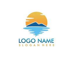 plage, mer, coucher de soleil, lever du soleil, illustration vectorielle de logo design vecteur