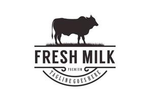 logo de lait frais avec dessin vectoriel d'illustration de vache en bonne santé