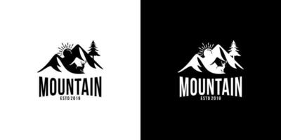 logo vintage, paysage de montagne avec silhouettes d'animaux et coucher de soleil vecteur