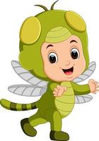 dessin animé mignon garçon portant un costume de libellule vecteur