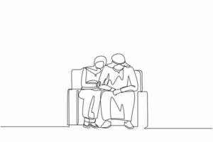 une seule ligne dessinant une jeune femme arabe attentionnée assise sur un canapé, étreignant l'épaule d'un homme déprimé et essayant de l'aider ou de le soutenir. soutien, dépression mentale. vecteur graphique de conception de ligne continue