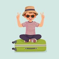 mignon petit garçon porte un chapeau et des lunettes de soleil assis sur une valise excité pour voyager en vacances d'été