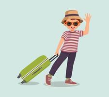 mignon petit garçon porte un chapeau et des lunettes de soleil tirant une valise et agitant la main pour voyager en vacances d'été vecteur