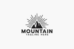 logo de montagne avec une combinaison d'une montagne et d'une lumière ou d'une étincelle comme icône. vecteur