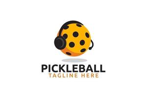 logo de podcast de pickleball avec une combinaison d'une balle et d'un casque vecteur