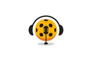 logo de podcast de pickleball avec une combinaison d'une balle, d'un casque et d'un microphone vecteur