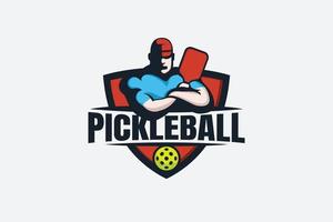 logo du joueur de pickleball avec une combinaison d'un joueur ou d'un entraîneur tenant une pagaie, une balle et un bouclier. vecteur