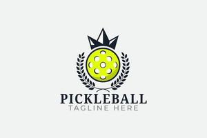 logo de l'association de pickleball avec l'image d'une couronne au-dessus de la balle. vecteur